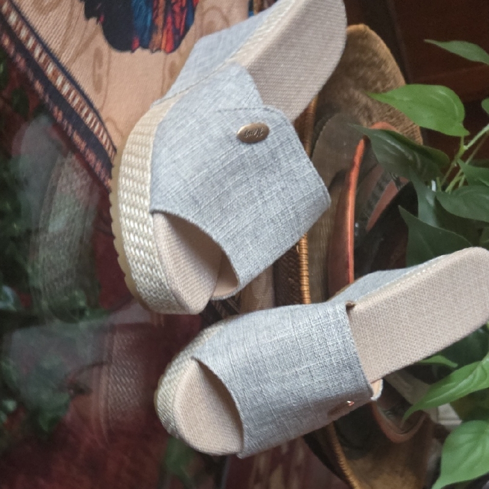 Source Unknown Gray Mules with Modern Minimalist Design